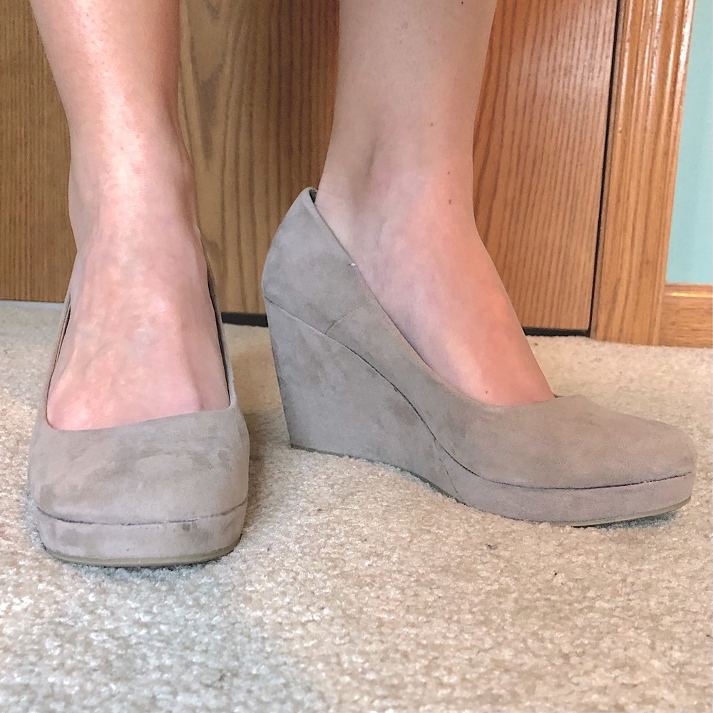 Women’s Size 8 Taupe Suede Wedges